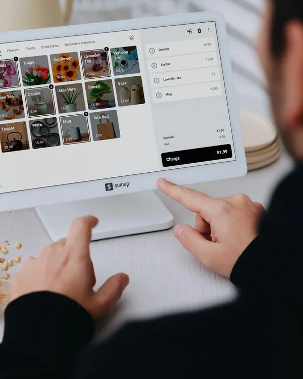 Persona cobrando en un punto de venta con tablet