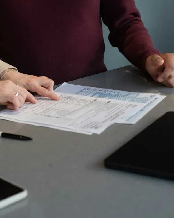 Dos personas revisando documentos en una mesa