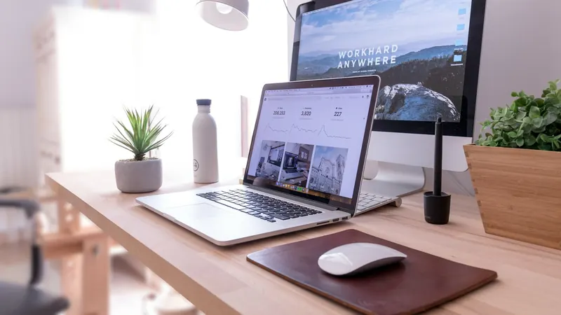Escritorio con un sitio web abierto en la computadora